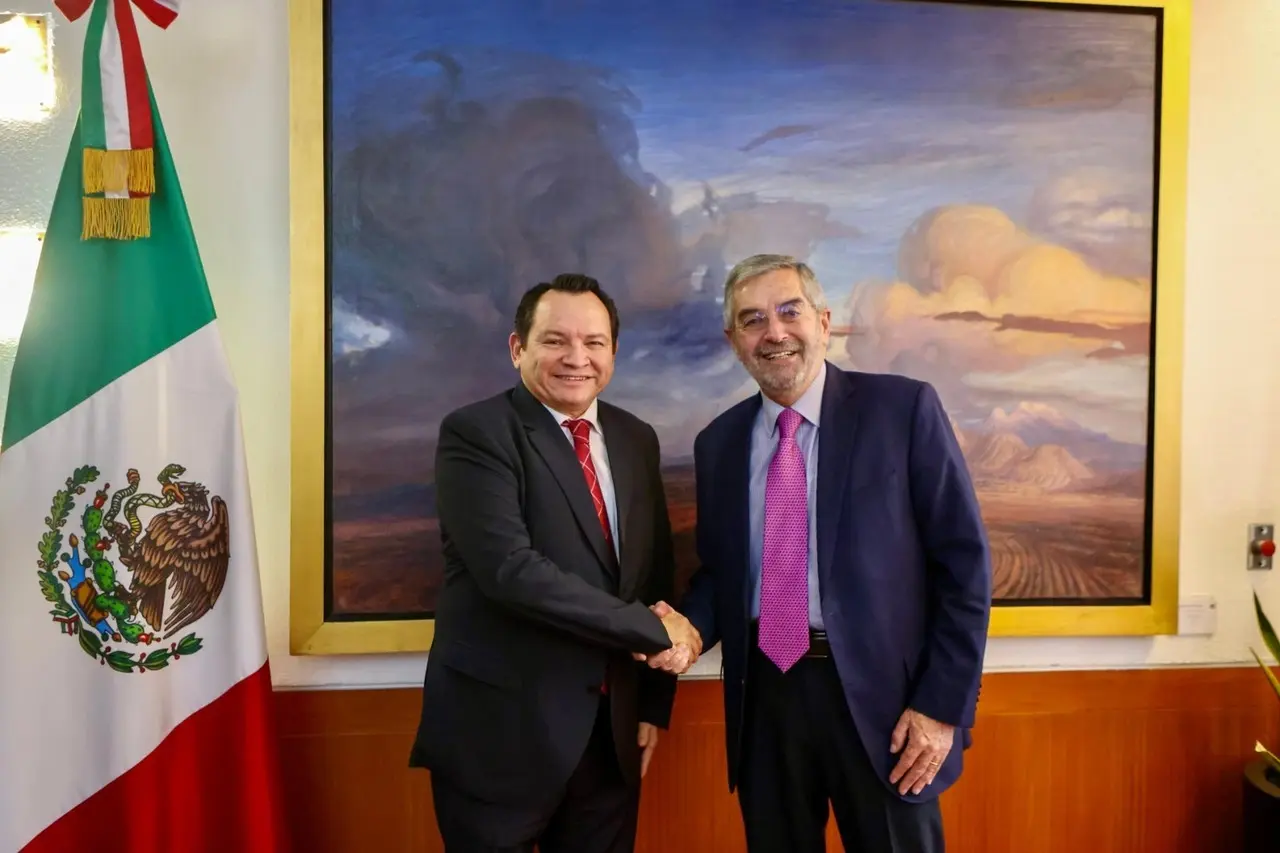 Gobernador Joaquín Díaz Mena, junto al titular de SRE, Juan Ramón de la Fuente Ramírez. Foto: @huachodiazmena