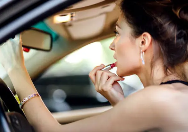 ¿Sabes que hay multa por maquillarte mientras manejas en Tamaulipas?