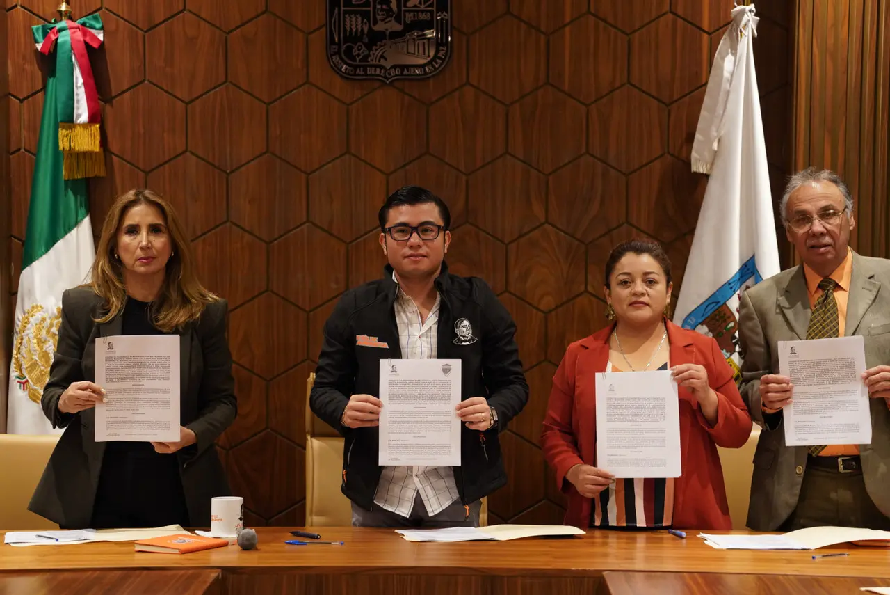 Alcalde firma convenio con 50 instituciones educativas. Foto: Gobierno de Juárez.