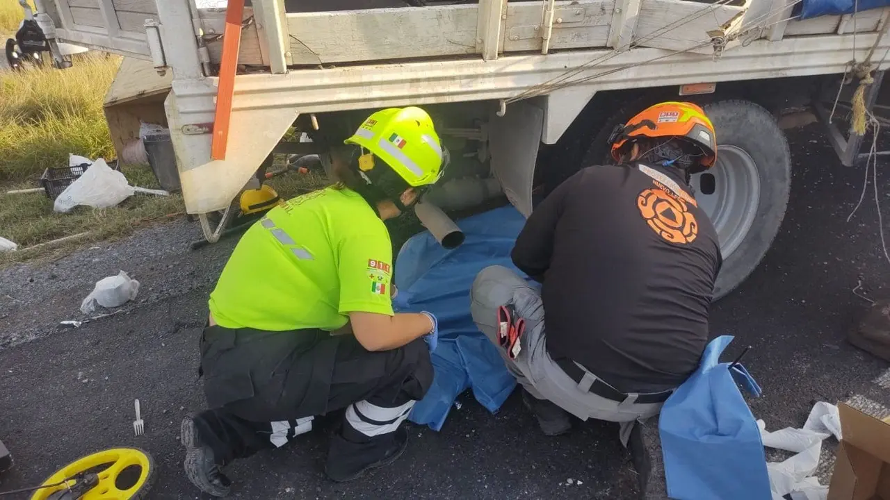 Pese a la magnitud del accidente, el carril de alta velocidad se mantiene abierto al tránsito. Foto: PCNL.