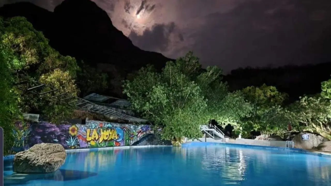 Balneario La Joya al caer la noche. Foto; Facebook Balneario La Joya El Mezquital Durango.