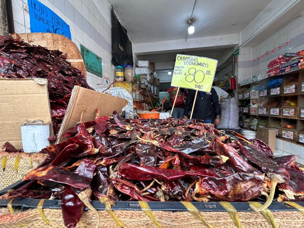 El costo es de 140 pesos el kilo de chile de cascabel y 30 el 1/4, mientras que el chile ancho tiene un costo de 150 pesos el kilo. Foto: Rosy Sandoval.