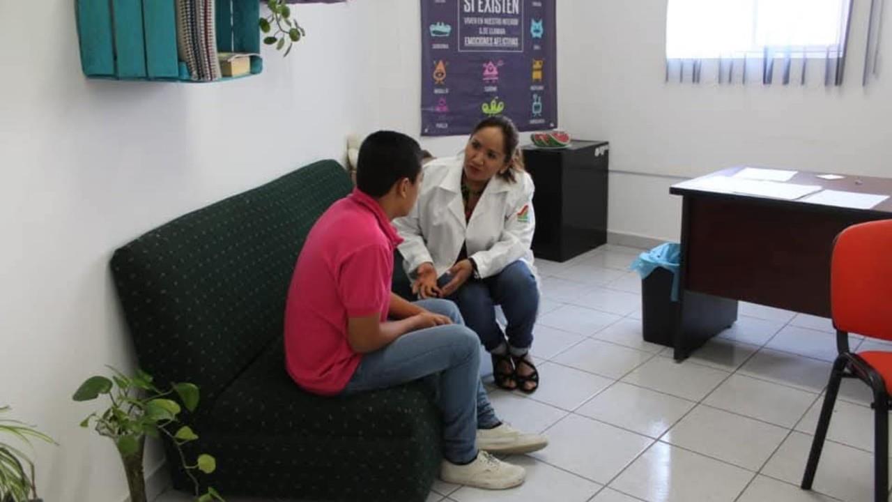 Personal especializado en salud mental atendiendo a un paciente en adicciones. Foto: Isaura Retana.