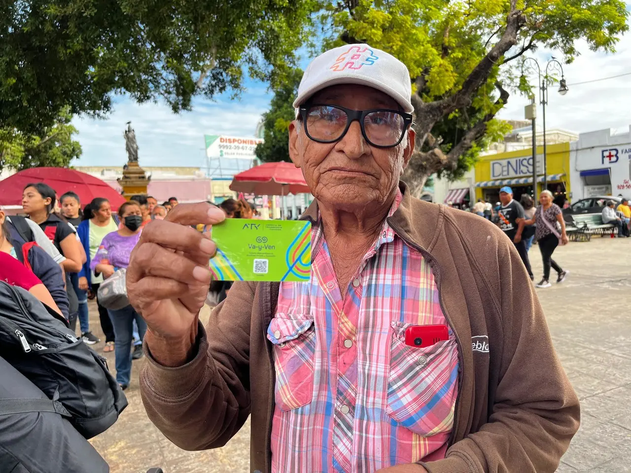 Usuarios del sistema de transporte público Va y Ven acudieron a los módulos de canje de tarjetas para obtener el plástico verde que tiene más beneficios.- Fuente Irving Gil