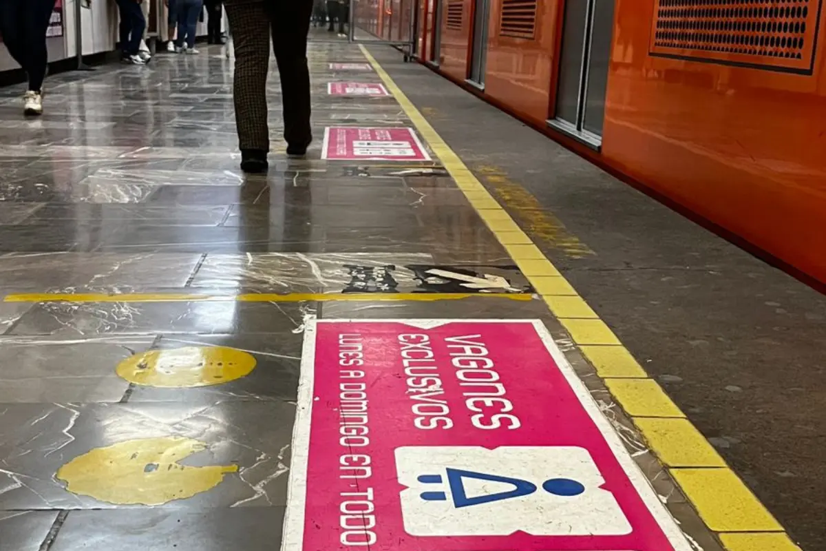 Zona exclusiva de mujeres en el Metro de la CDMX.   Foto: Laura Ávila