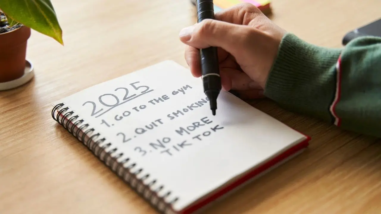 Cinco metas clave para transformar tu vida en el nuevo año: ejercicio, finanzas, dieta, habilidades y bienestar mental. Foto: Canva.