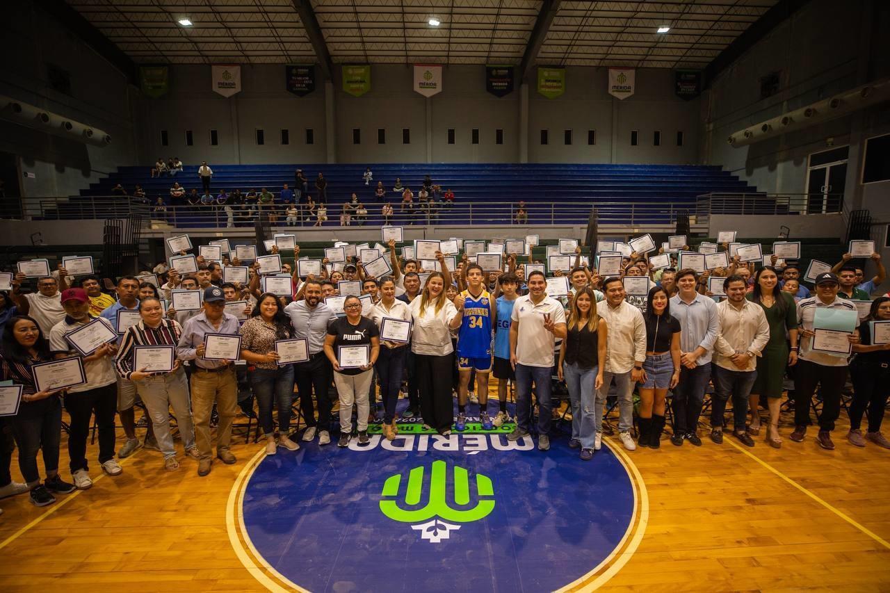 Representantes de los 136 Comités Deportivos de Mérida y sus comisarías recibieron equipo y nuevas encomiendas para realizar su labor.- Fuente Ayuntamiento de Mérida