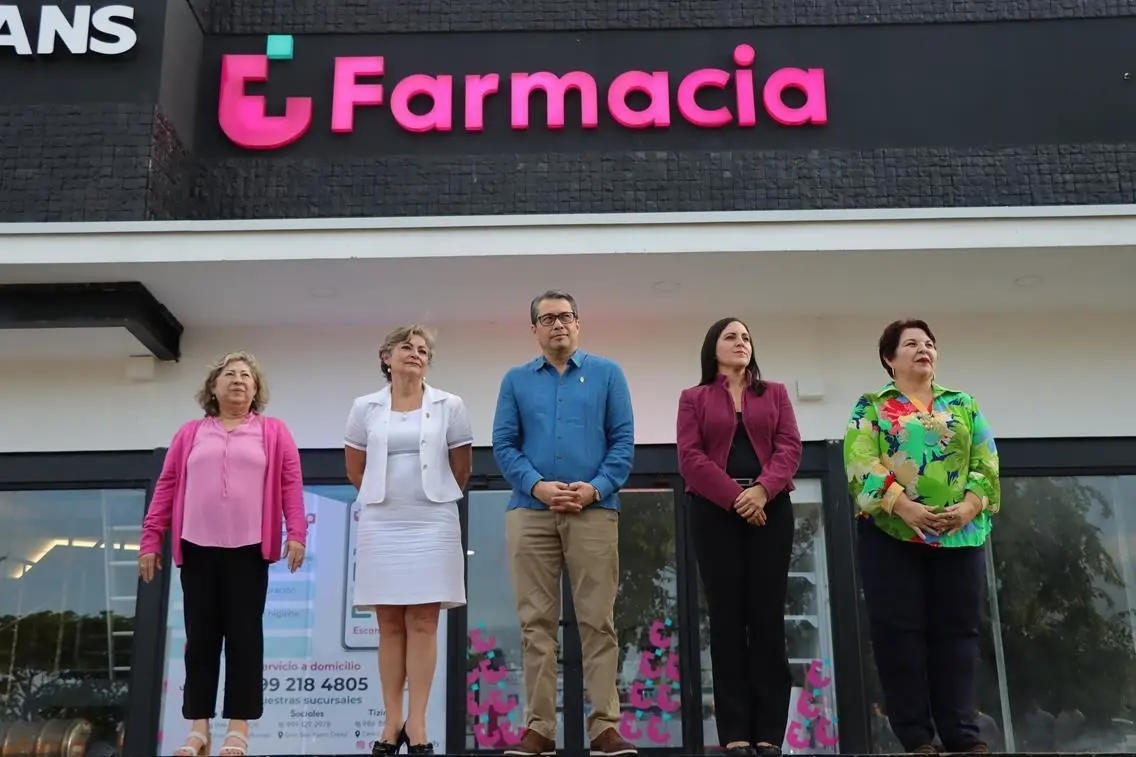 En días recientes, autoridades de la UADY participaron en la inauguración de la nueva sucursal de la farmacia FarmaUADY.- Fuente UADY