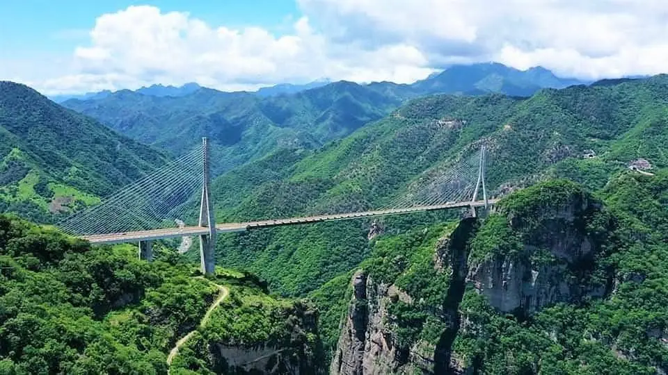 Puente Baluarte fotografiado desde parajes mencionados. Foto: Facebook Viva Durango.