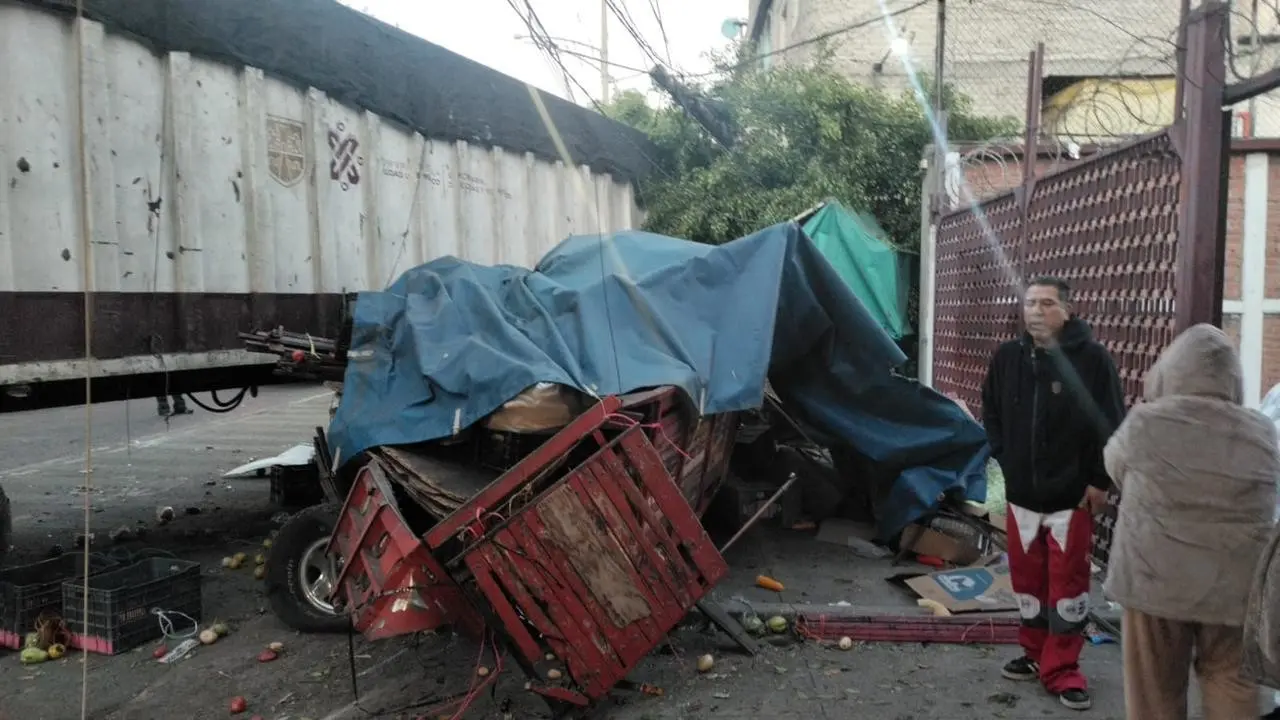 Tráiler de basura que se impactó en Iztapalapa. Foto: Ramón Ramírez