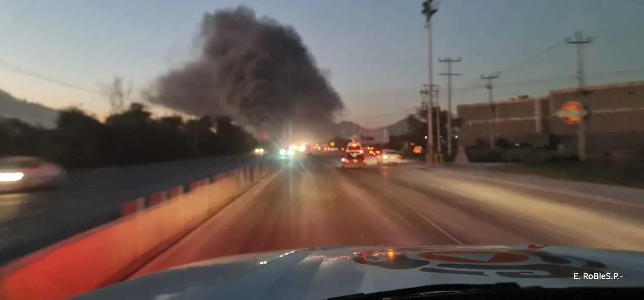 Incendio en corralón. Foto: Protección Civil de Nuevo León