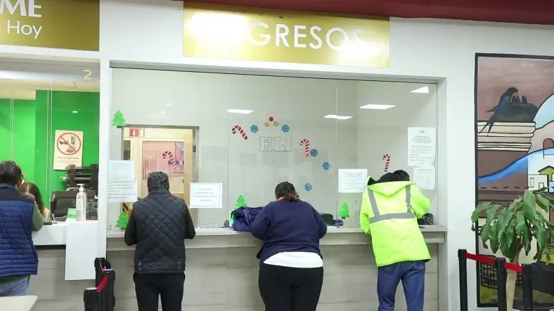 Ciudadanos realizando pago de refrendo. Foto: Gobierno de Escobedo