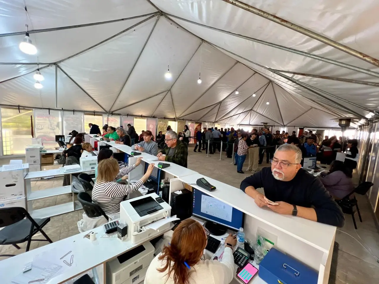 Con base en los reportes de las autoridades encabezadas por el Alcalde, Jesús Nava, los contribuyentes acudieron a cumplir con su predial para aprovechar el descuento. Foto: Armando Galicia.