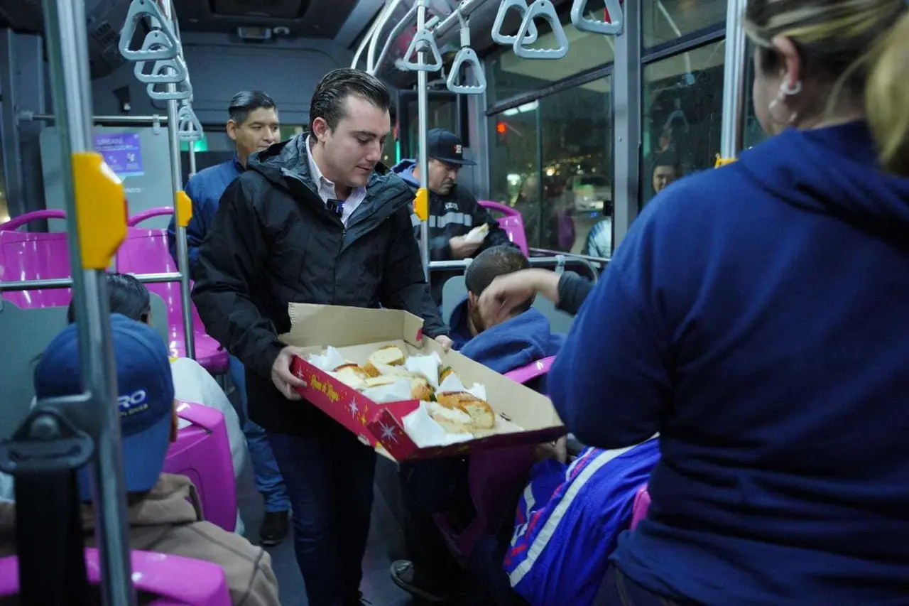 Manuel Guerra Cavazos entregando rosca en una ruta express del municipio. Foto: Manuel Guerra Cavazos.