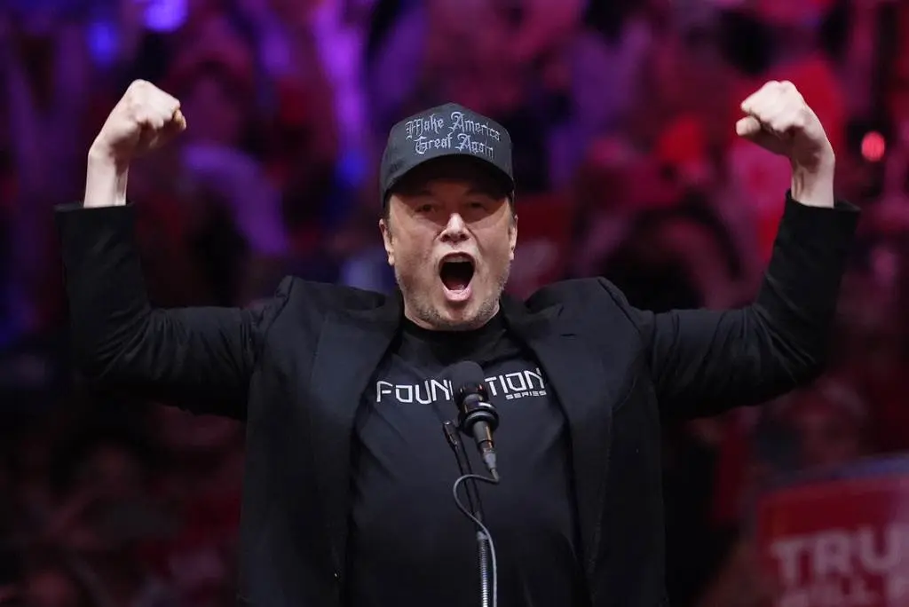 Elon Musk habla en un acto de campaña del candidato republicano a la presidencia Donald Trump en el Madison Square Garden de Nueva York, el 27 de octubre de 2024. (AP Foto/Evan Vucci, archivo)