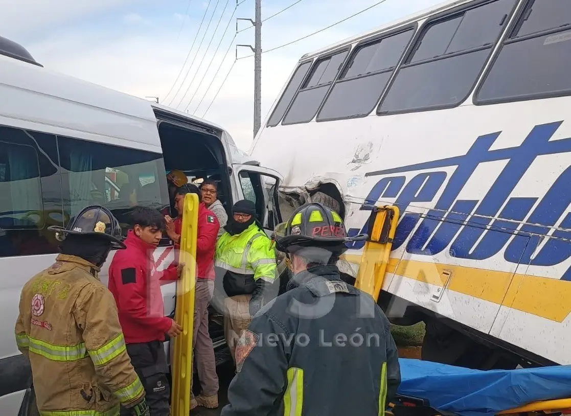 Elementos de Protección Civil de Nuevo León en la zona del accidente. Foto: POSTA MX.