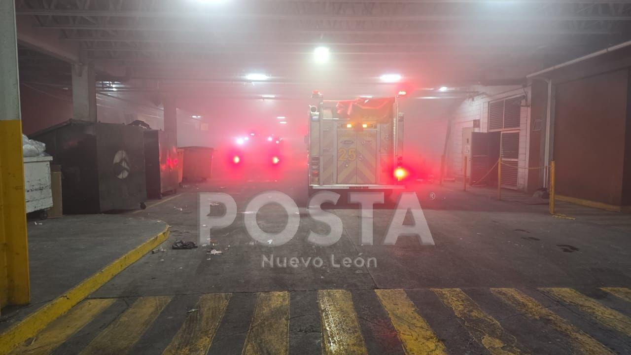 Bomberos y rescatistas de Protección Civil en la zona del incendio. Foto: POSTA MX.