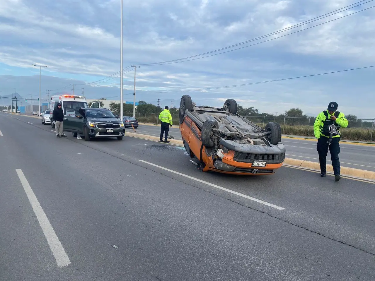 Mujer choca y vuelca auto en Escobedo; resulta ilesa tras accidente. Foto: Diego Beltrán.