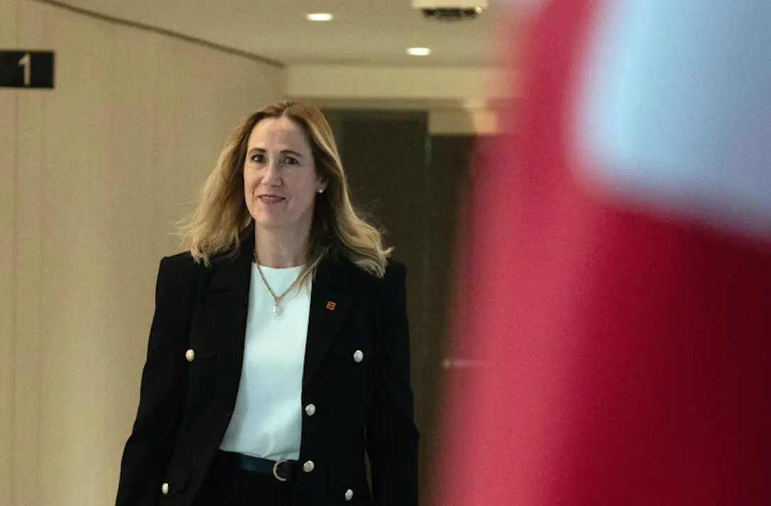 La embajadora de Canadá en Estados Unidos, Kirsten Hillman, llega para una sesión con la prensa antes de una cumbre de la OTAN, el lunes 8 de julio de 2024, en Washington. (Adrian Wyld/The Canadian Press vía AP, Archivo)