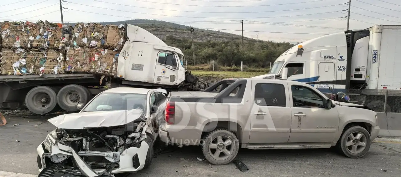 Tráiler con fallos en los frenos causa choque múltiple en García. Foto:  Raymundo Elizalde.