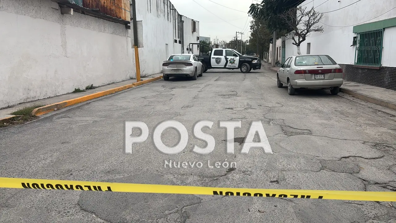 Policías de Apodaca y agentes ministeriales peinando el área del hallazgo. Foto: POSTA MX.