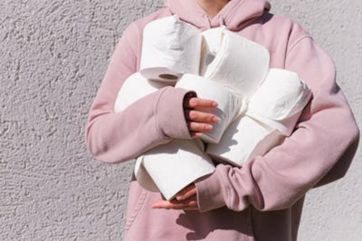 Mujer sosteniendo rollos de papel Foto: Pexels