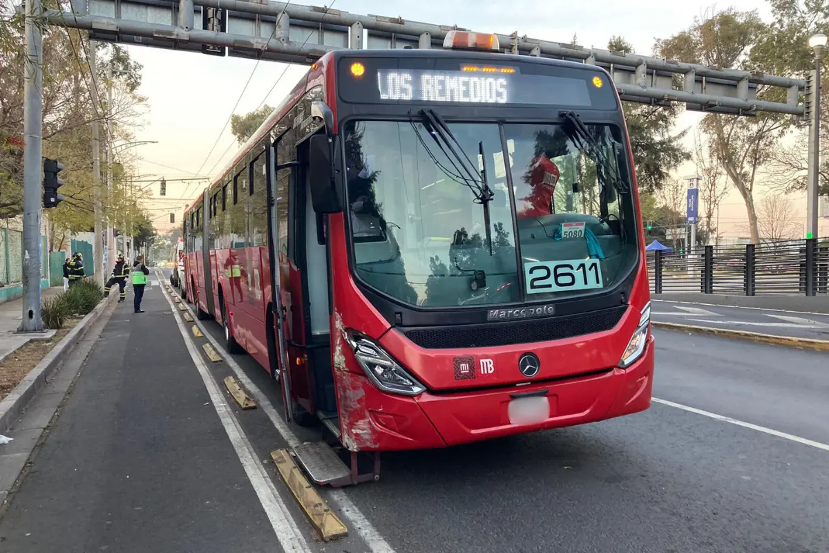 Metrobús accidentado en CDMX.     Foto: Ramón Ramírez