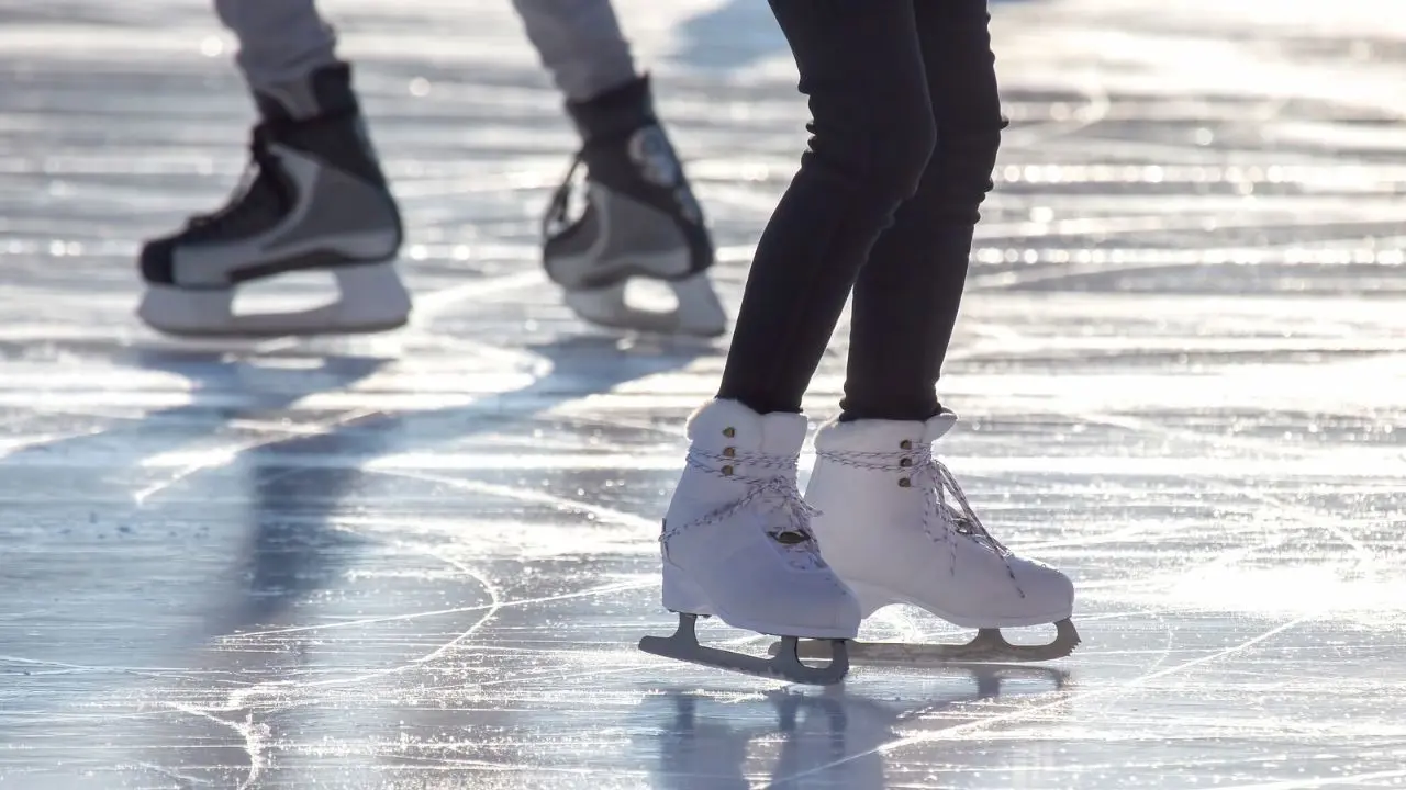 Visita la pista de hielo más grande de Nuevo León en trasporte urbano. Foto: Canva.