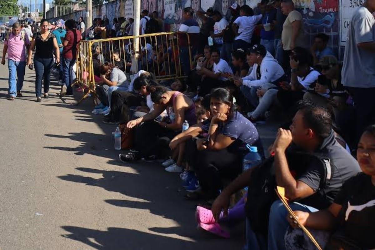 Migrantes varados en las banquetas Foto: X(Twitter) @amarilloalarcon