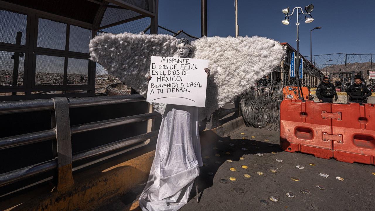 Colectivo ‘Angeles Mensajeros’ en el puente internacional del Paso del Norte. Créditos: Víctor Gahbler (X@agencia_24mm).