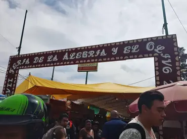 Mercado de Tulyehualco en Xochimilco. Foto: xochimilco.cdmx.gob edición en canva