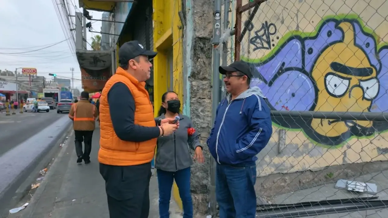 Chilinflas se fue a entrevistar gente alrededor del Mercado Estrella en el centro de Monterrey. Foto. Captura YouTube Chilinflas TV.