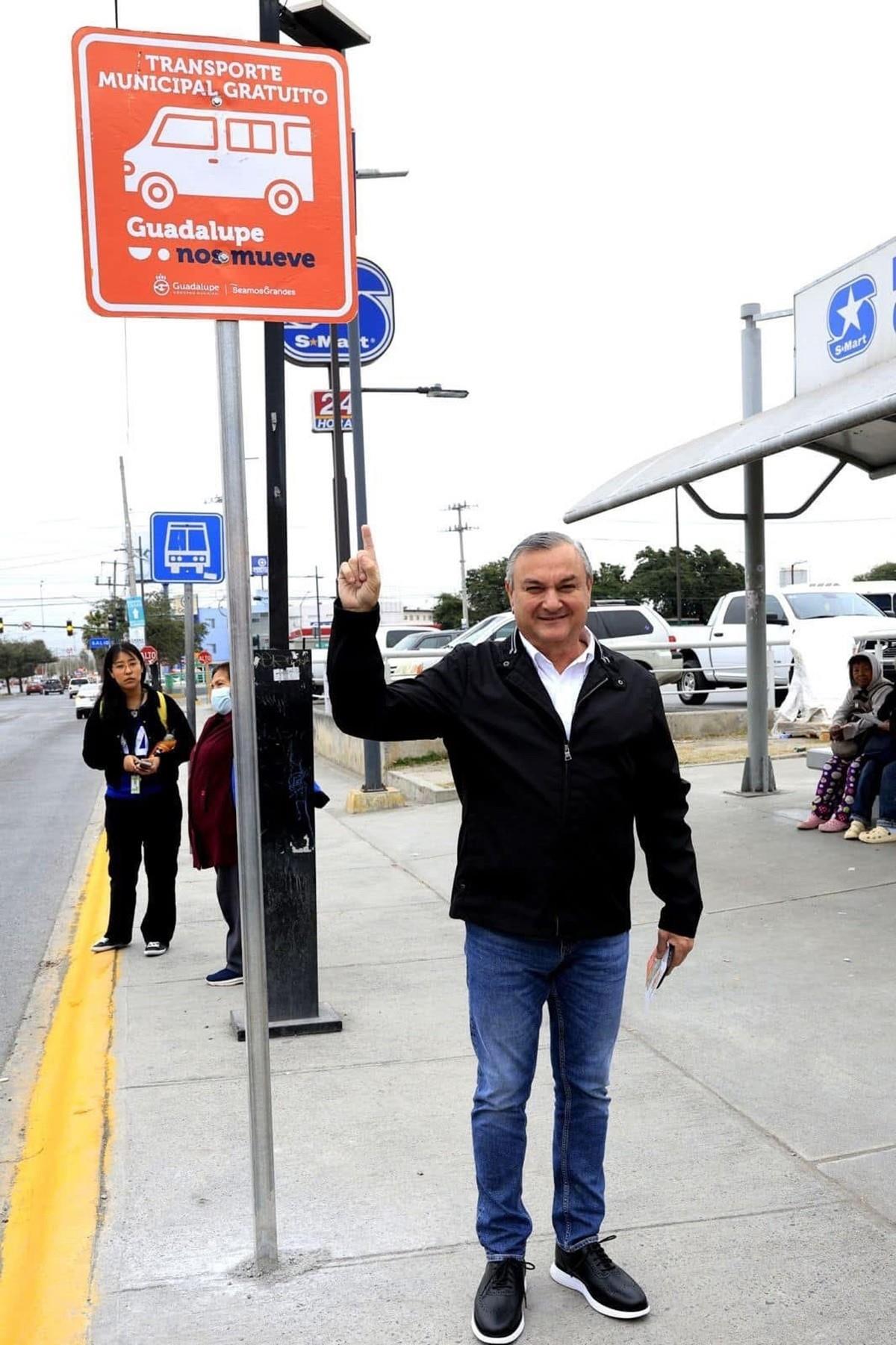 Héctor García, Alcalde del municipio de Guadalupe inaugurando las paradas del transporte público Foto: Facebook Municipio de Guadalupe