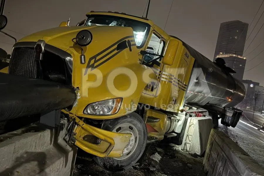 Tráiler se estrella contra muro en Monterrey y bloquea vialidad