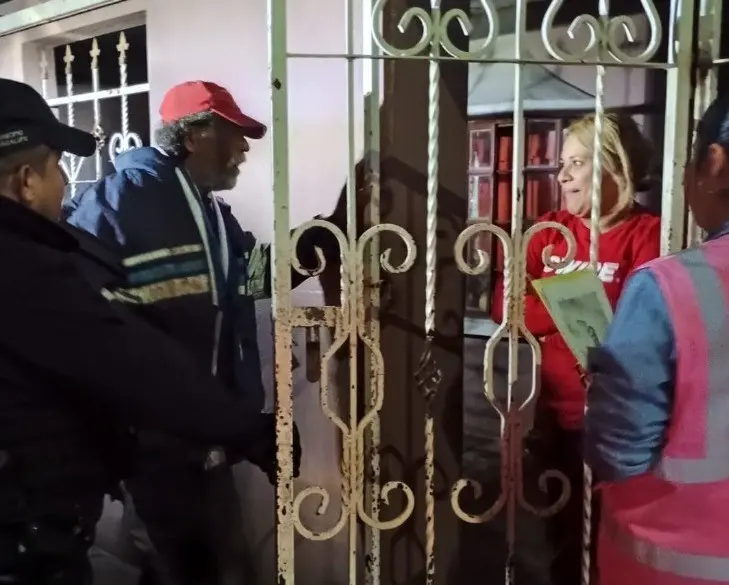 Momento en que el hombre se reencuentra con su familia tras ser rescatado por la policía. Foto: Secretaría de Seguridad Pública de Guadalupe.