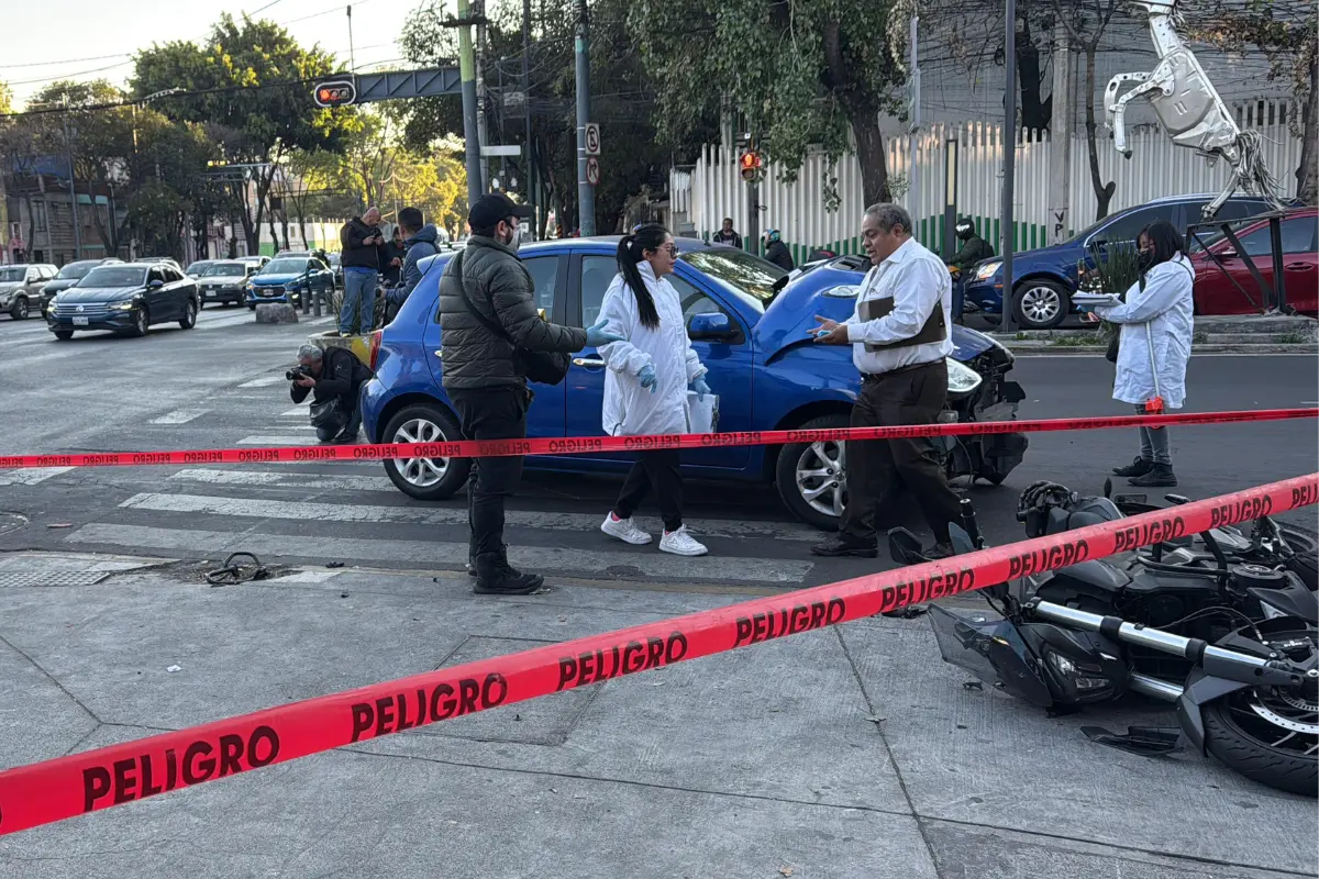 Motociclista muere al ser arrollado por un auto compacto Foto: Ramón Ramírez.