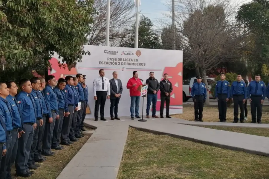 Bomberos en Saltillo: En pase de lista, Javier Díaz destaca el valor y compromiso del patronato