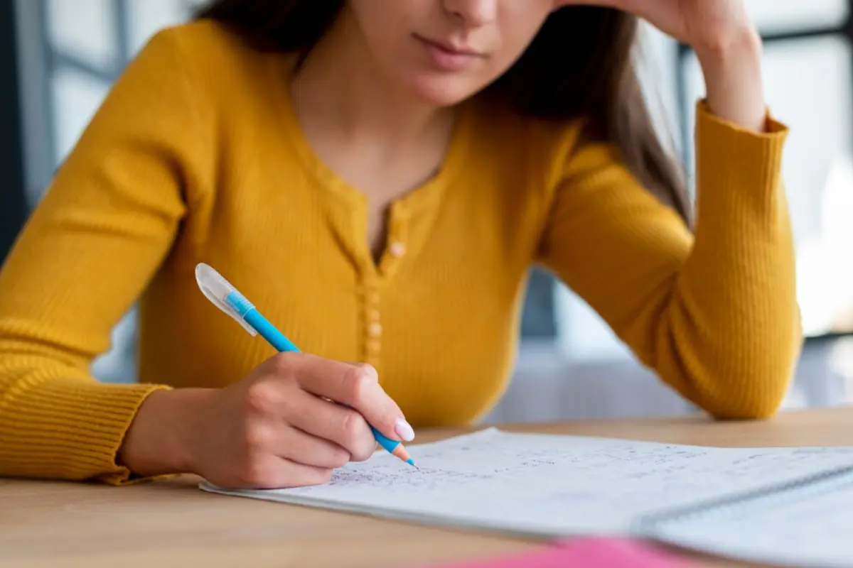 Estudiante contestado un examen.    Foto: Freepik, editada en Canva.