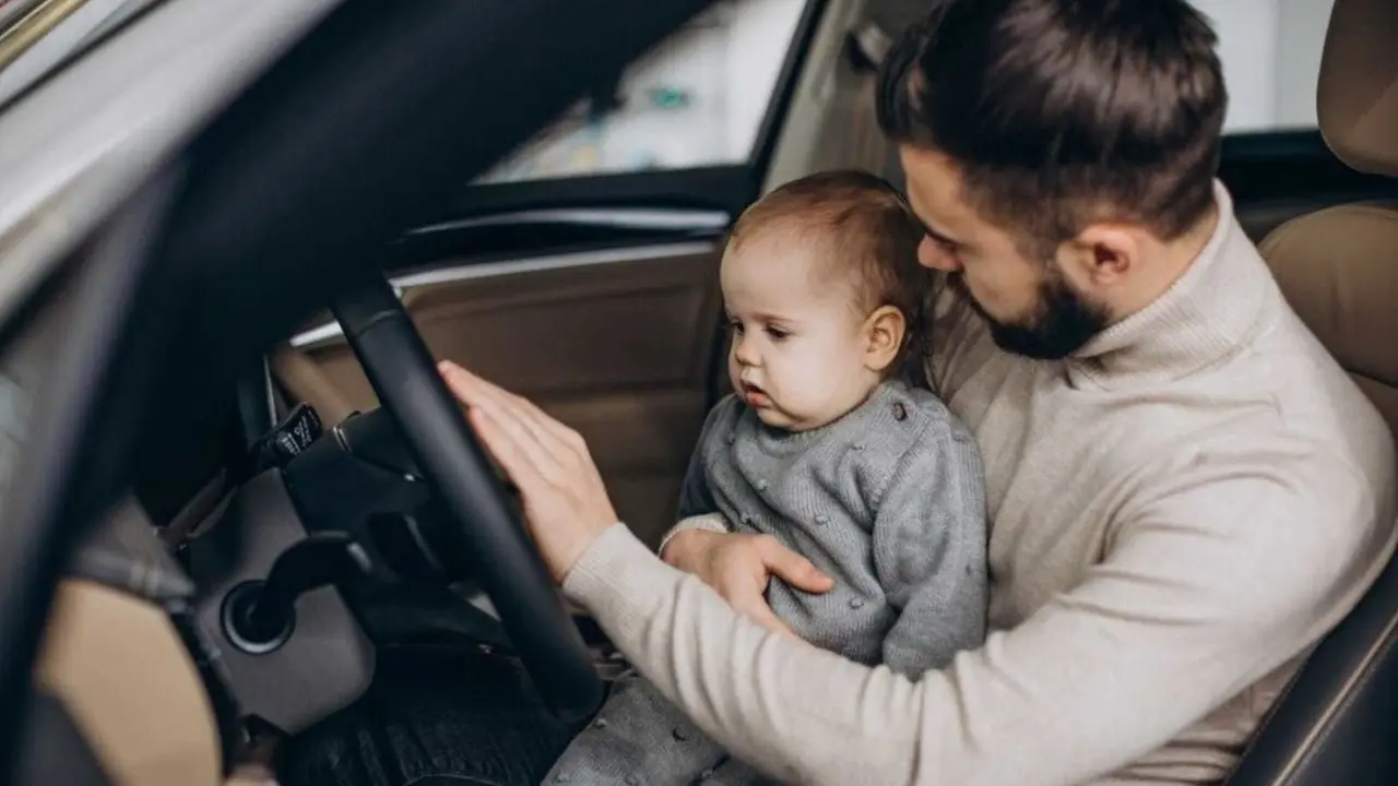 Padre e hija al volante. Foto: Freepik.