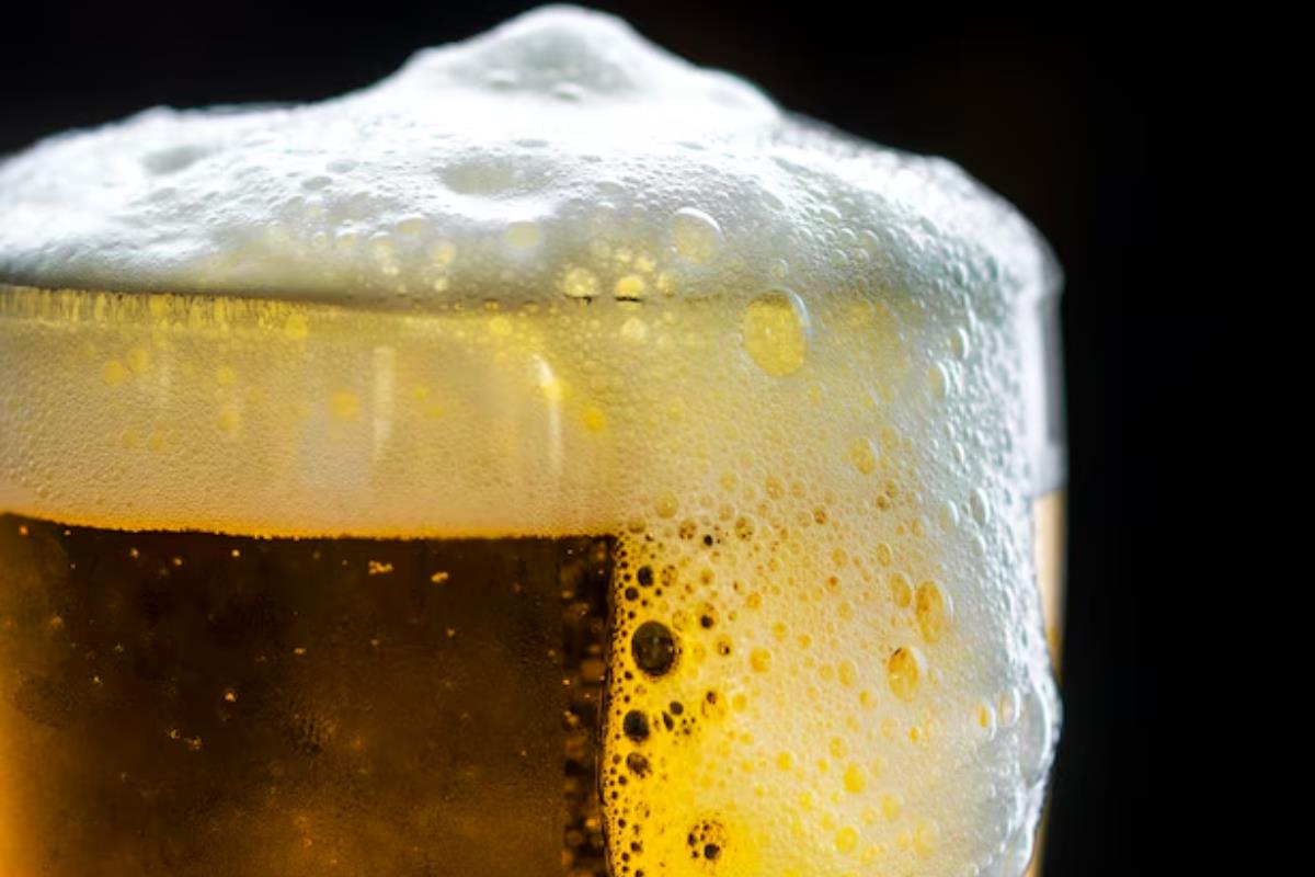 Las cervezas tipo light procuran que el número de calorías por cada 100 ml sea menor a 25. Foto: Freepik