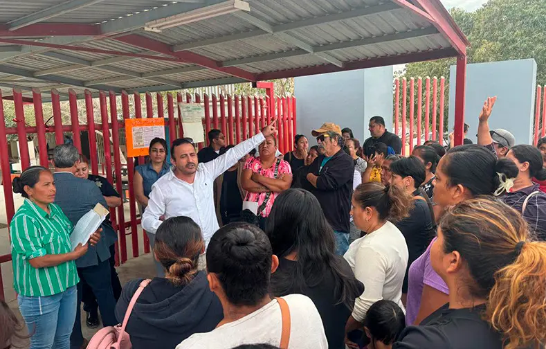 Se manifiestan padres de familia de la Secundaria Enrique Guerrero Montaño en Los Cabos