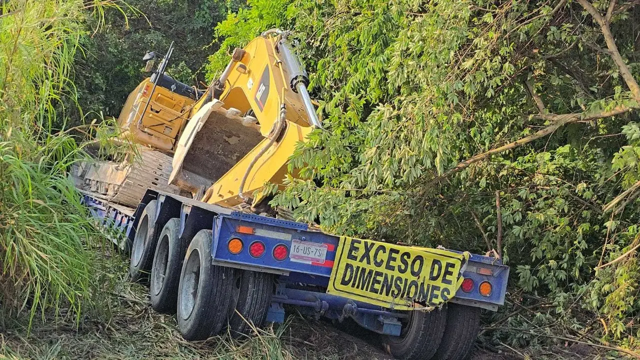 VIDEO | Captan choque entre tráiler y tractor cañero en Tabasco. Foto: Armando de la Rosa.