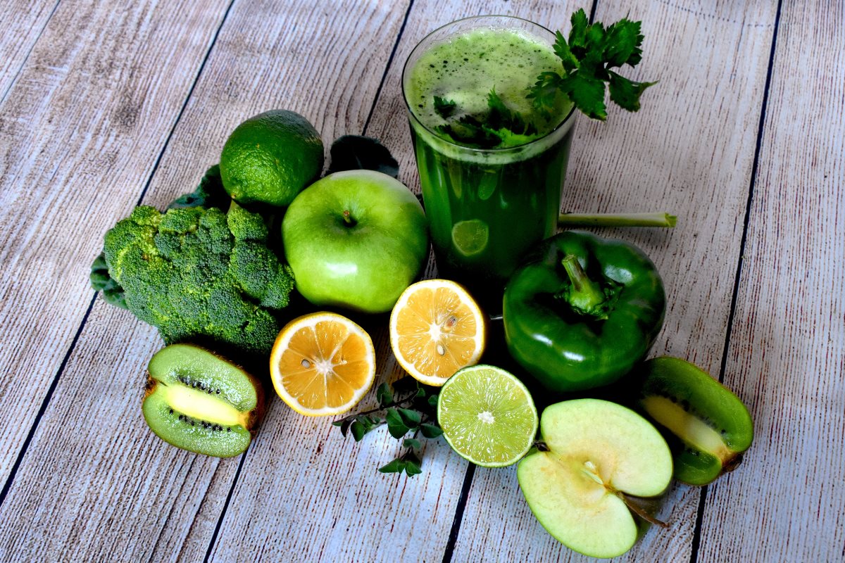 Frutas y verduras para preparar un jugo verde Foto: CANVA