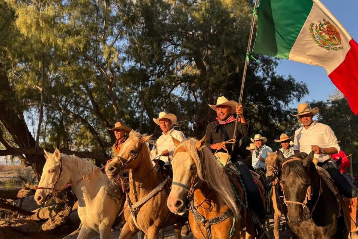 Cabalgata por el aniversario de Parras. Foto de gobierno municipal de Parras.