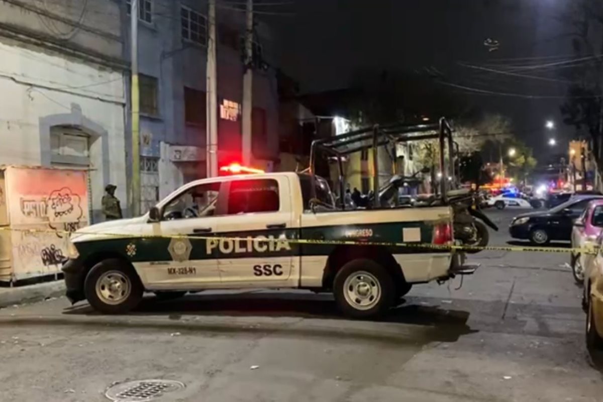 Patrulla de la SSC en la colonia Morelos, lugar donde se registró la balacera.    Foto: Ramón Ramírez