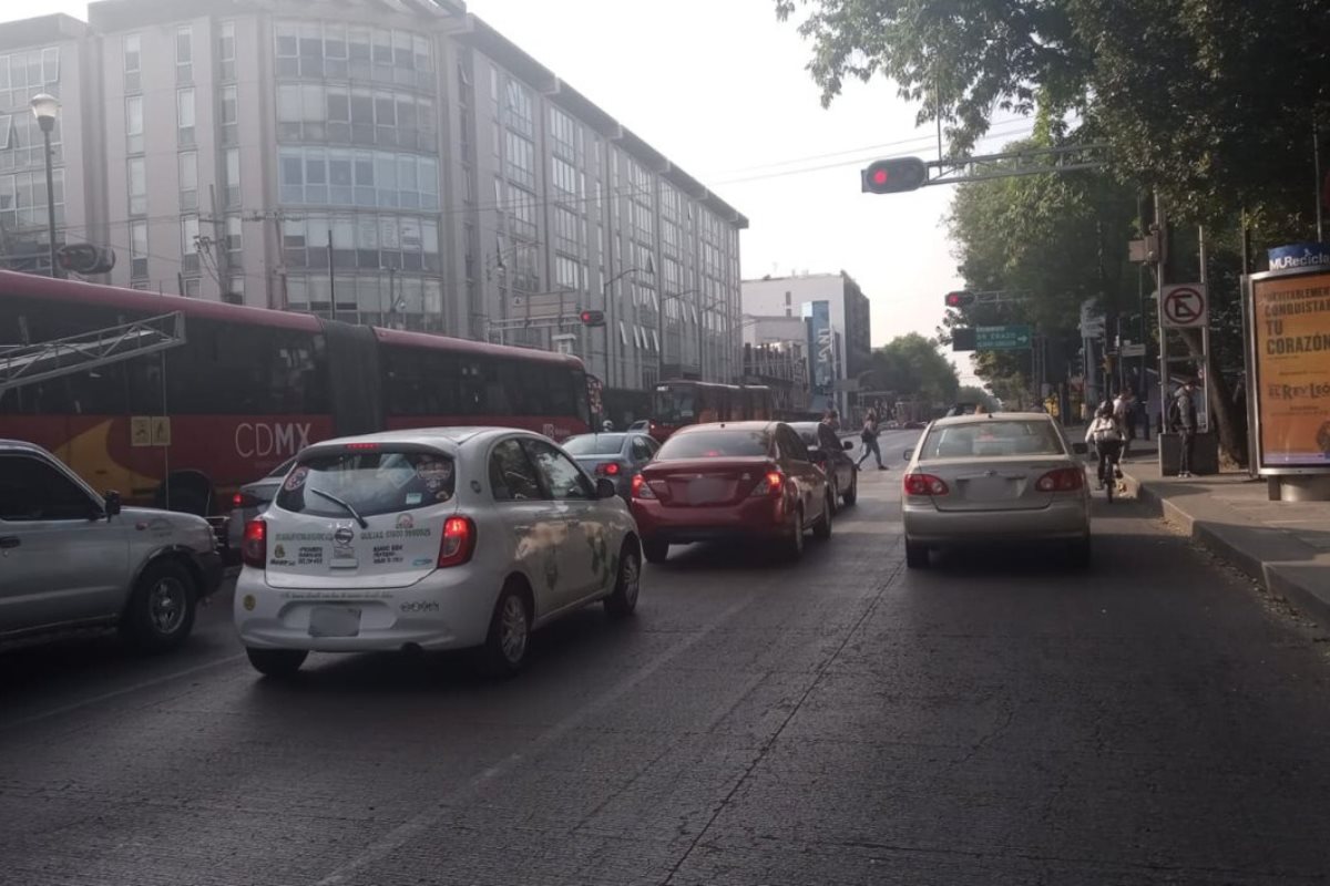 Autos circulando por Av. Chapultepec en CDMX.     Foto: X (@OVIALCDMX)