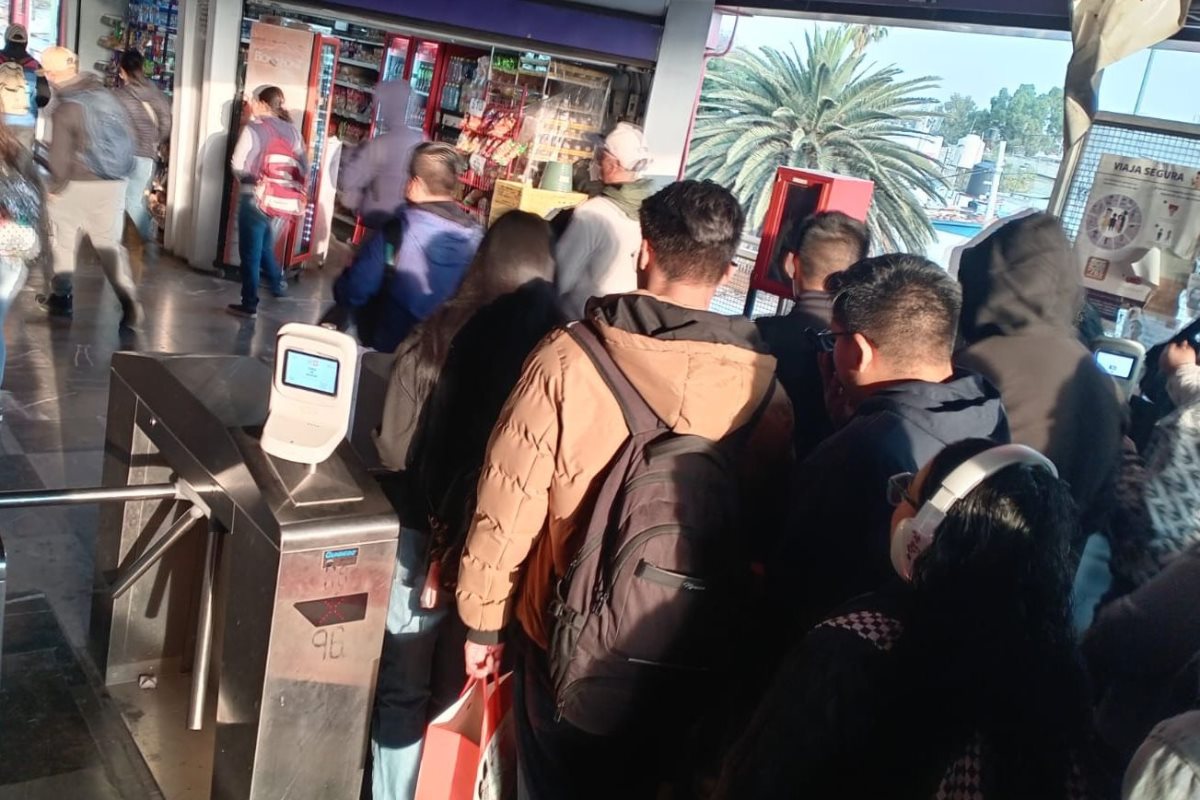 Personas entrando por el torniquete al Metro de CDMX.    Foto: X (@MetroCDMX)