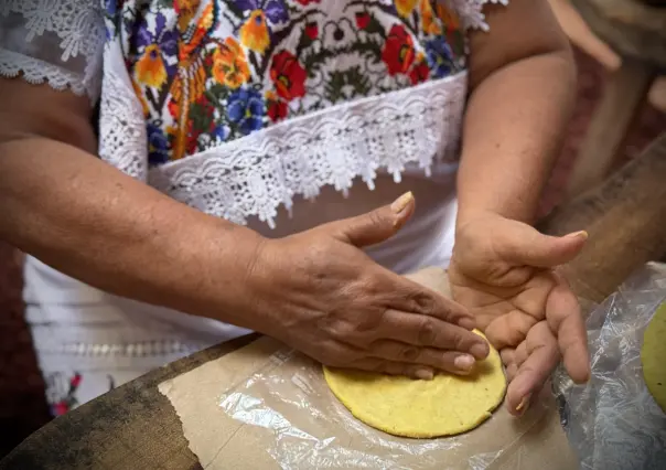 Entre candela, comal y maíz: el arte de "tortear" en Yucatán