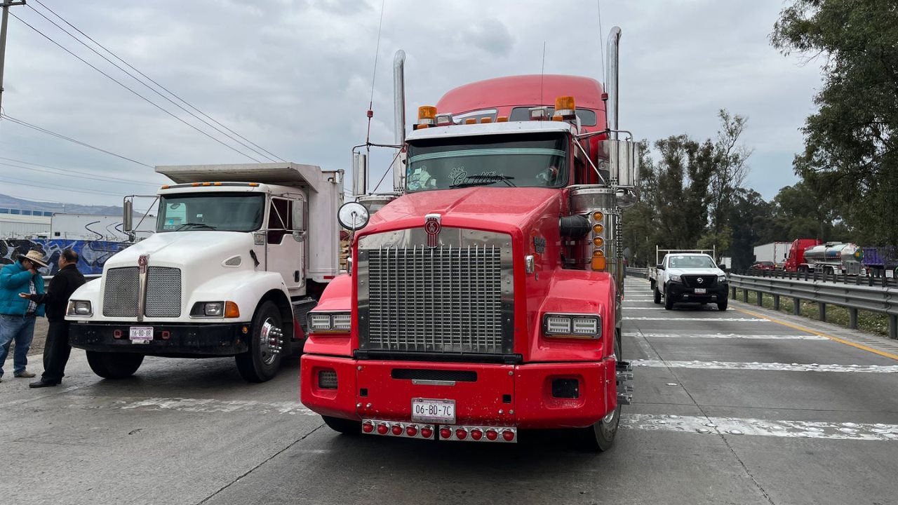 Los transportistas mantienen el bloqueo en la autopista México-Querétaro; solo liberan un carril en dirección a la CDMX. Foto: Posta.