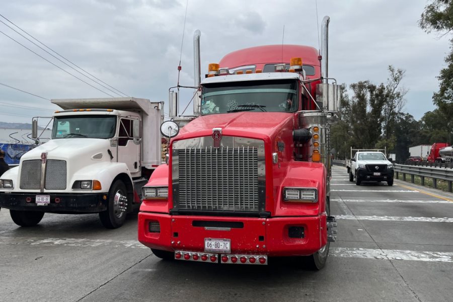 Manifestantes liberan un carril de la México-Querétaro